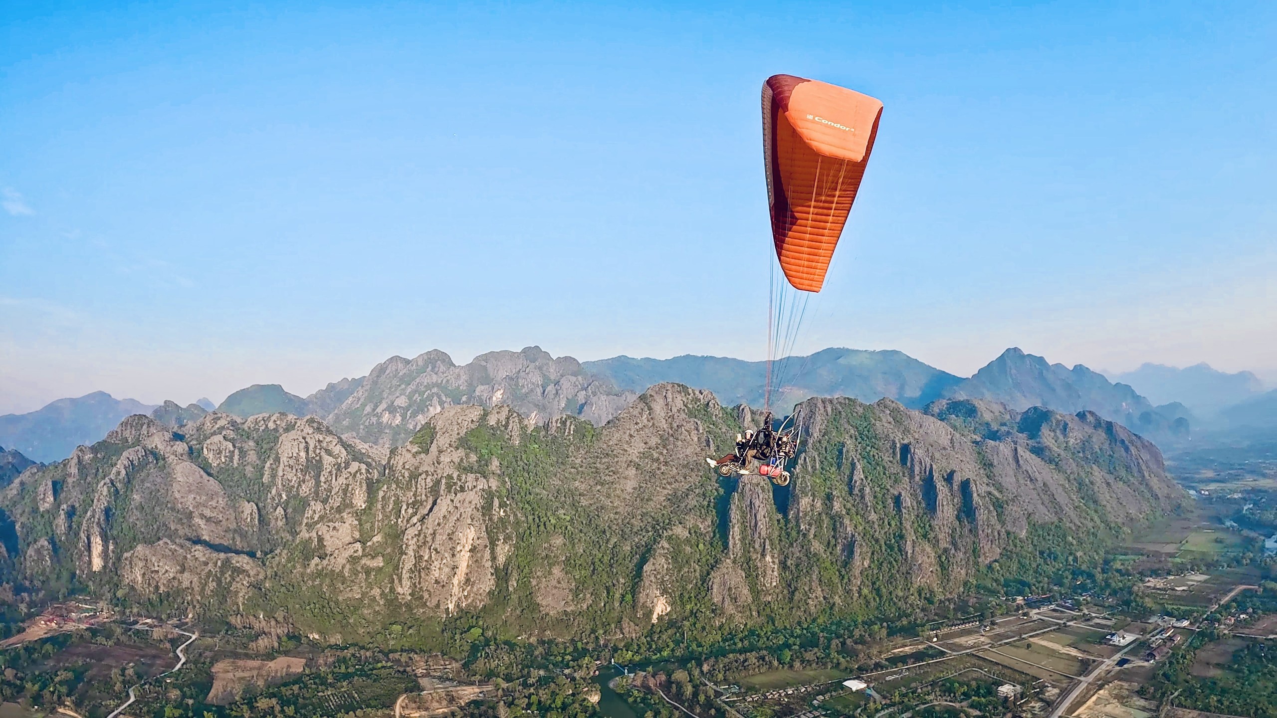 Paramotor fly in vang vieng