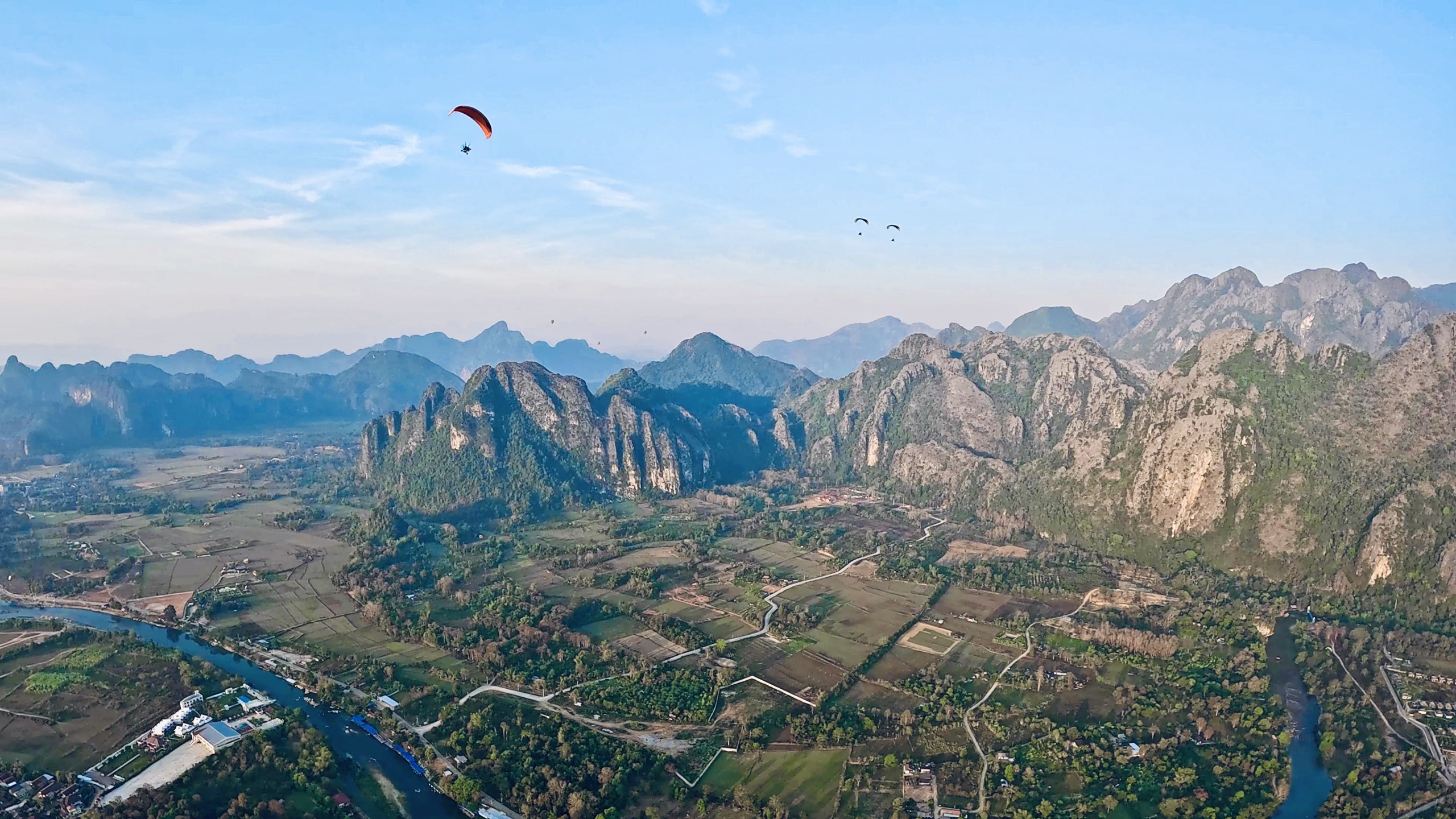 Paramotor fly in vang vieng